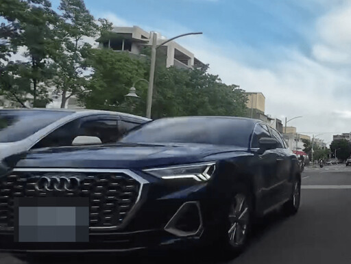 【有片】馬路你家開的?奧迪突超車逼近 對向單車騎士嚇壞急閃