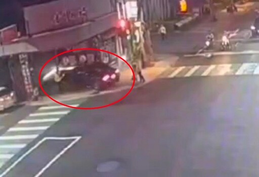 【有片】低血糖發作開車撞麵店 路人急閃瞬間曝