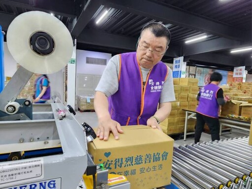 安得烈慈善協會志工包裝1200食物箱 為汛期做準備