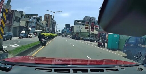 【有片】驚險!疑身體不適衝撞分隔島 男騎士噴飛對向車道