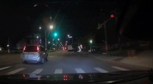 【有片】工地深夜警報引警攔查 小貨車逃逸自撞狼狽落網
