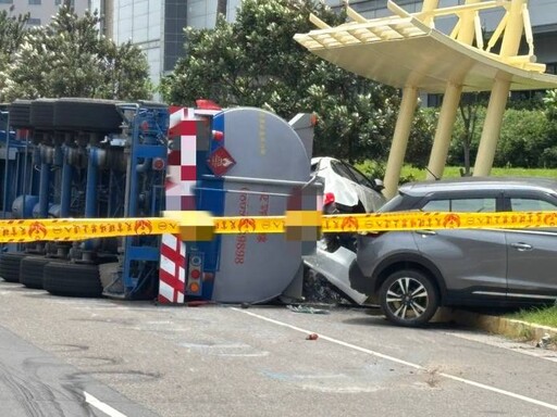 轉彎過快!槽車失控倒地「橫掃」6車 化學液體流滿地