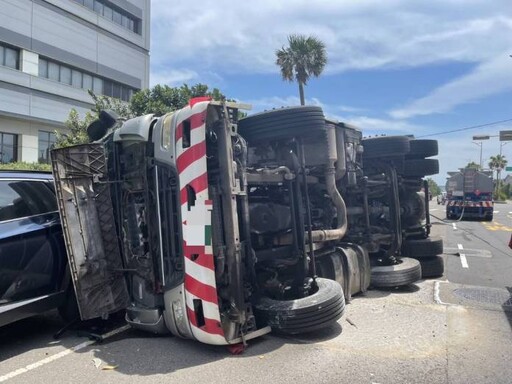 轉彎過快!槽車失控倒地「橫掃」6車 化學液體流滿地
