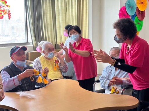 北榮桃分院長樂居長輩化身志工 走進護理之家傳遞佳節祝福