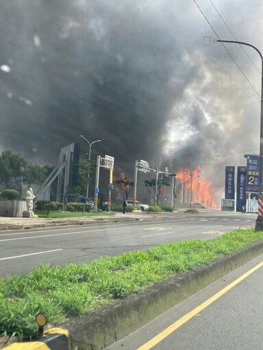 大園銷售中心遇祝融「全面燃燒」桃消出動51人緊急灌救