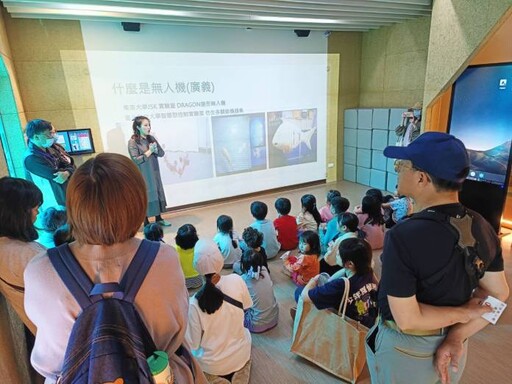閱讀、科技雙結合!桃園啟用全台首座「無人機小巨蛋」不只借書還能踢球