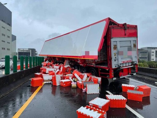 疑雨天視線不佳!台61轎車慘遭大貨車猛撞 貨物散落一地