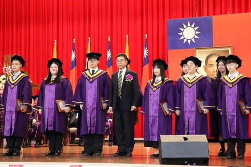 雨天不減典禮熱情 長庚大學畢業生拋帽歡慶新起點