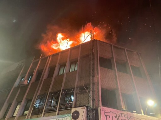 桃園民宅暗夜傳火警!4樓神明廳狂冒火舌濃煙竄天