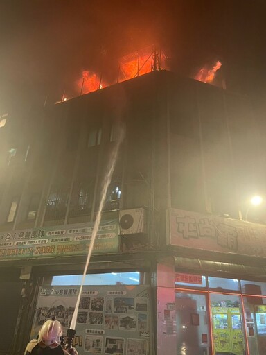 桃園民宅暗夜傳火警!4樓神明廳狂冒火舌濃煙竄天
