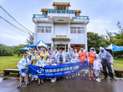 桃捷落實環保永續理念 攜手員工淨灘、體驗石滬匠師寓教於樂