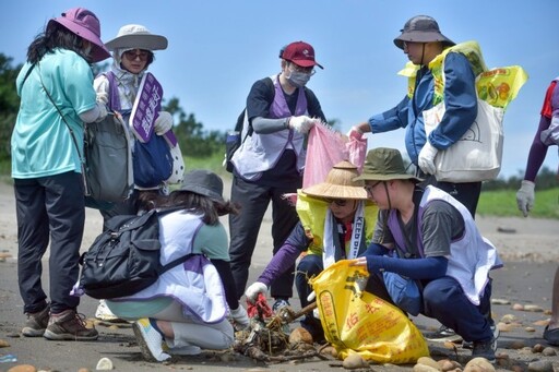 桃捷落實環保永續理念 攜手員工淨灘、體驗石滬匠師寓教於樂
