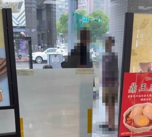 【有片】欠300塊!中壢2男街頭互毆 旁人勸架也遭殃