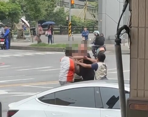 【有片】欠300塊!中壢2男街頭互毆 旁人勸架也遭殃