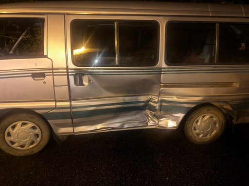 疑變換車道不當!小客車失控「內側滑到最外側」慘撞
