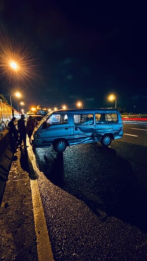 疑變換車道不當!小客車失控「內側滑到最外側」慘撞