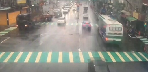 太誇張!聯結車違停買檳榔還闖紅燈 遭路人直擊拍下PO網