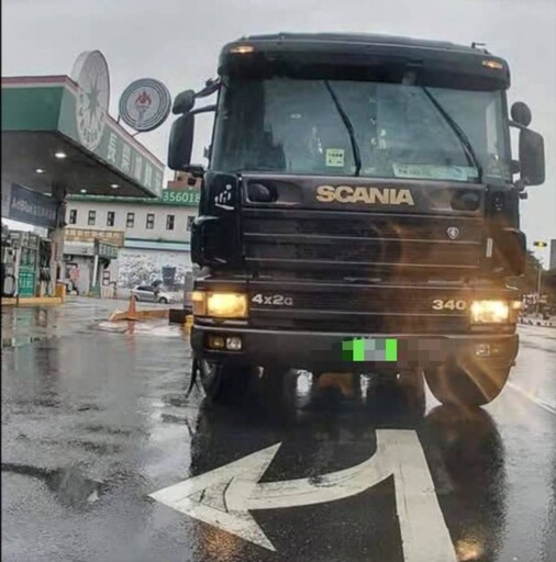 太誇張!聯結車違停買檳榔還闖紅燈 遭路人直擊拍下PO網