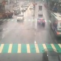 太誇張！聯結車違停買檳榔還闖紅燈 遭路人直擊拍下PO網