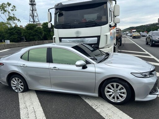國1半聯結車變換車道釀禍!轎車慘遭「推著走」