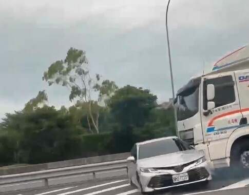 國1半聯結車變換車道釀禍!轎車慘遭「推著走」