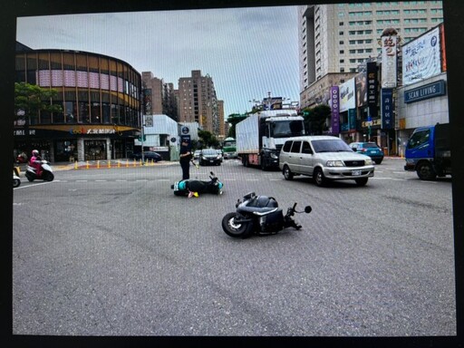 【有片】疑欲前往待轉區未打燈變道 後車閃避不及碰撞倒地