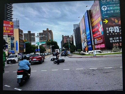 【有片】疑欲前往待轉區未打燈變道 後車閃避不及碰撞倒地