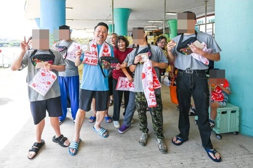 蘇俊賓與特教生賽龍舟 推廣運動平權