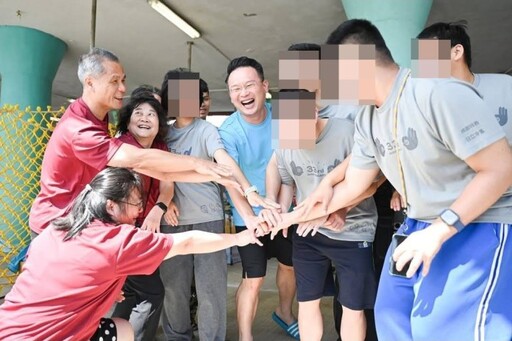 蘇俊賓與特教生賽龍舟 推廣運動平權