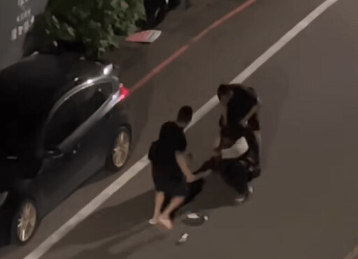 疑流浪漢遭醉漢當街毆打 壢警出手了