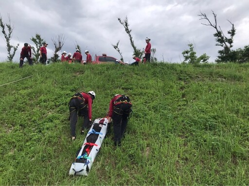 強化繩索救援實戰力 桃消圳頂分隊前進中庄土丘逼真演練
