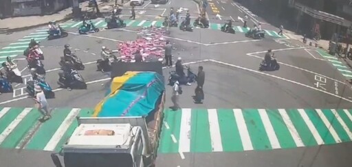 【有片】沒固定好!蘆竹小貨車啤酒箱灑滿地 警方開罰了