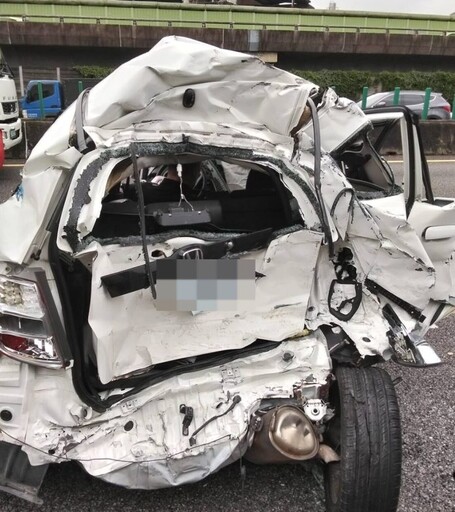 小客車整台撞爛!國1中壢段8車連環撞 2人送醫