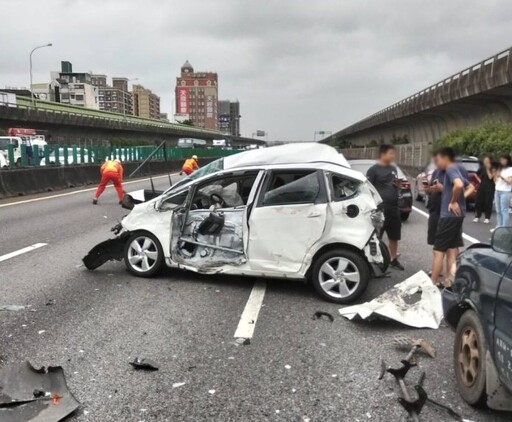 小客車整台撞爛!國1中壢段8車連環撞 2人送醫