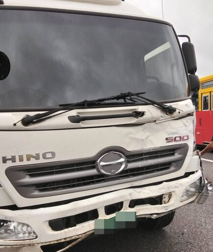 小客車整台撞爛!國1中壢段8車連環撞 2人送醫