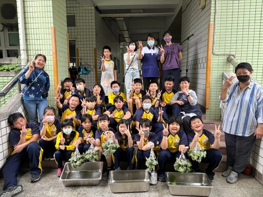 連粽葉都自己摘!龜山自強國小結合生命及環境教育 學童體驗包粽子樂趣