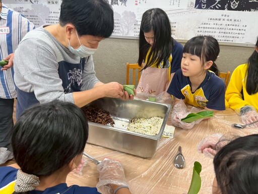 連粽葉都自己摘!龜山自強國小結合生命及環境教育 學童體驗包粽子樂趣