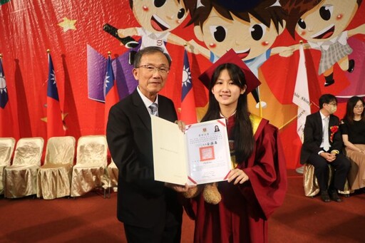 穿上學士袍邁向未來!新興國際中小學畢典隆重登場