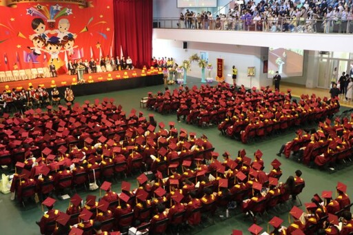 穿上學士袍邁向未來!新興國際中小學畢典隆重登場