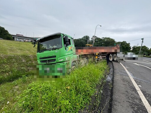 【有片】為閃重機慘撞匝道護欄!大溪曳引車衝進草坡