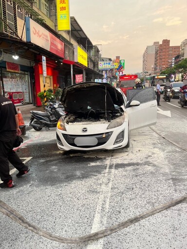 龜山小客車開到一半突起火!桃消緊急灌救化解驚魂