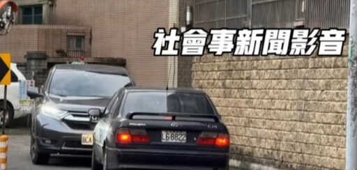 【有片】天亮「互瞪」到天黑！中壢2車互不相讓卡巷口 警一招秒化解