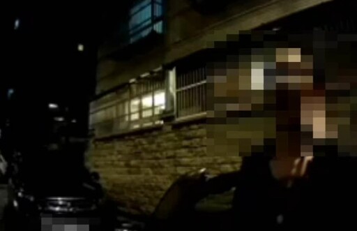 【有片】天亮「互瞪」到天黑！中壢2車互不相讓卡巷口 警一招秒化解