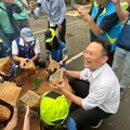 親赴龍源國小兌現約定 蘇俊賓現身畢典與18學子共同「藏茶」