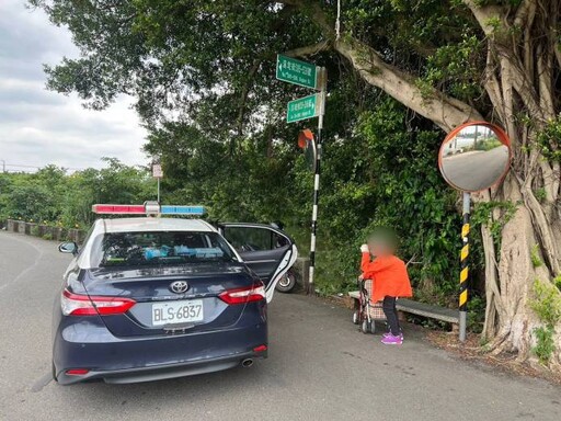 8旬老婦散步體力不支獨坐路旁 八德暖警助平安返家