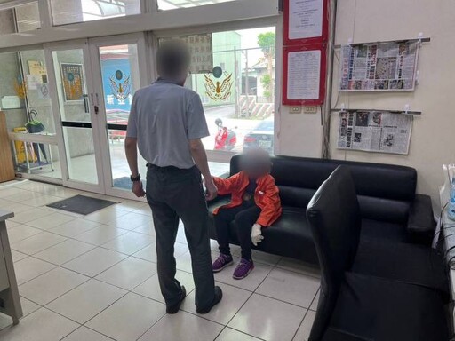 8旬老婦散步體力不支獨坐路旁 八德暖警助平安返家