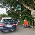 8旬老婦散步體力不支獨坐路旁 八德暖警助平安返家