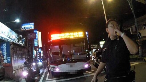公車拋錨路中央 桃警聯手熱心民眾齊力排除事故