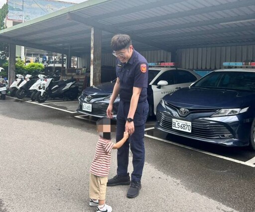 太愛車!2歲童「跟車」誤闖派出所 警耐心陪看助團圓