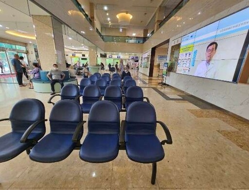 正覺團體攜手送暖 北榮桃園分院候診椅換新